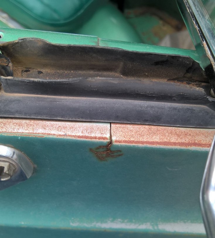 Bus. Door cracks.jpg