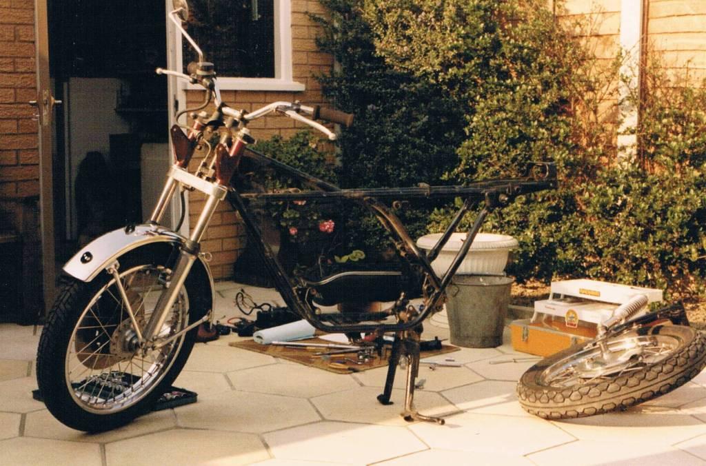 RD350 stripdown 002.jpg