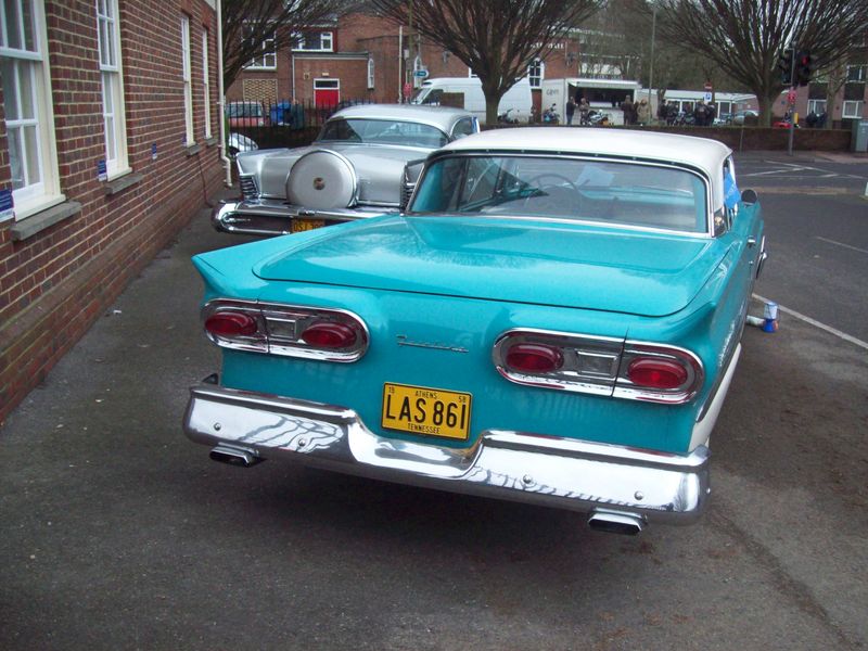 100_2502 [Ford and Buick. ].JPG