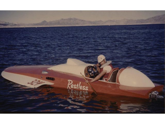 hrdp_0805_03_z+hot_rod_legend_barney_navarro+chrysler_powered_race_boat.jpg