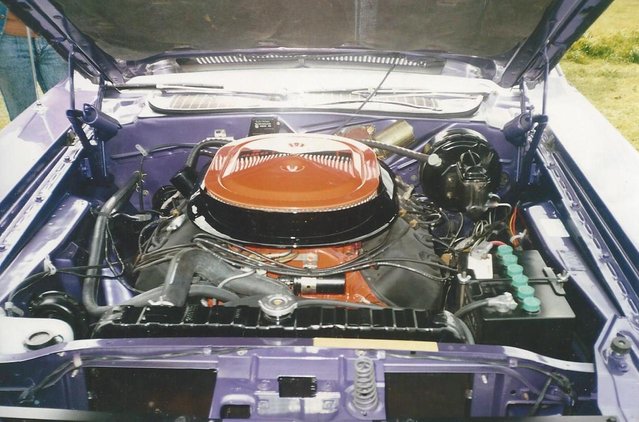 rsz_wuu170s_hemi_challenger_engine_bay_hickstead_1988.jpg